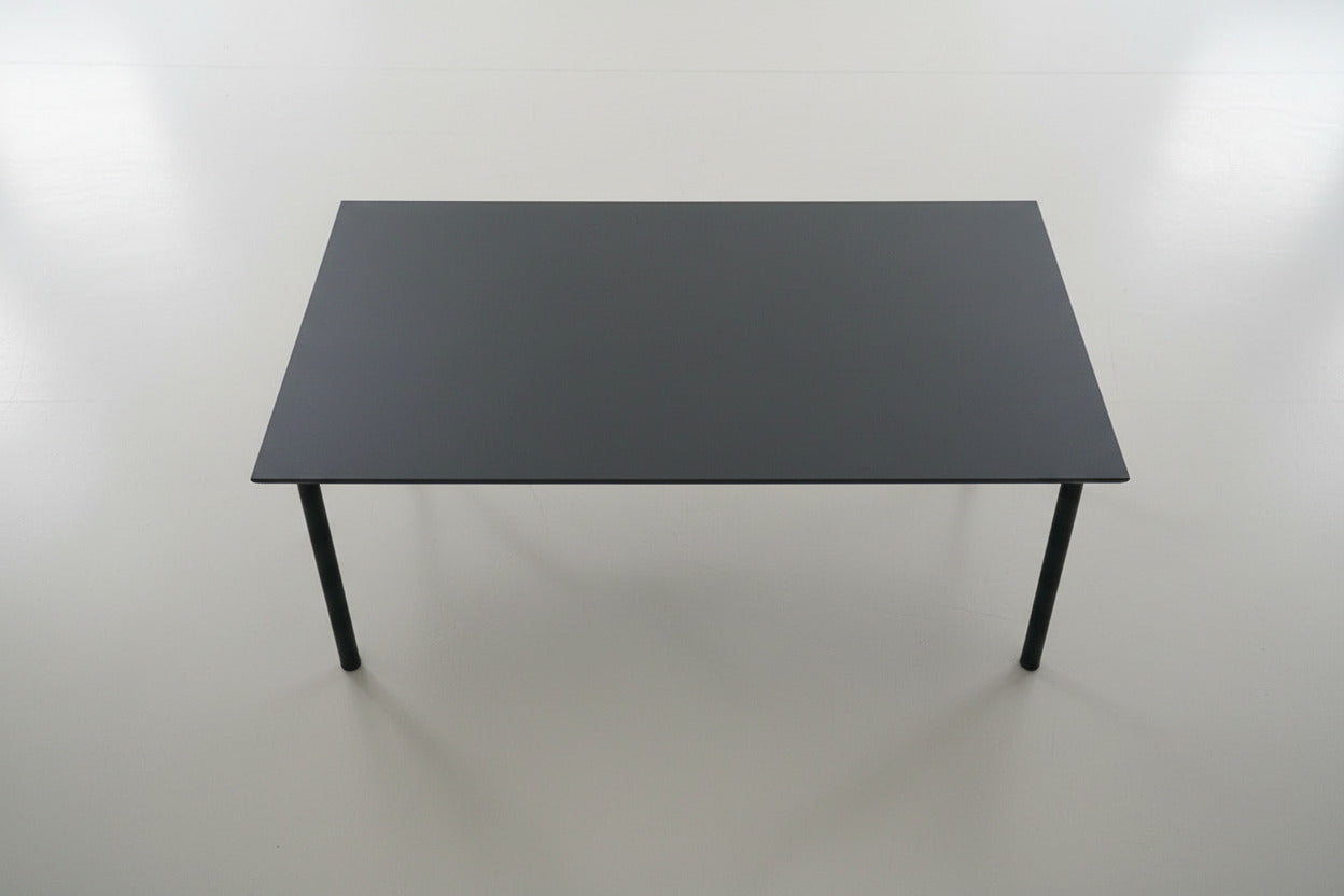 Dencon mødebord i sort linoleum 200x120 cm set oppefra med stor, glat og slidstærk overflade.