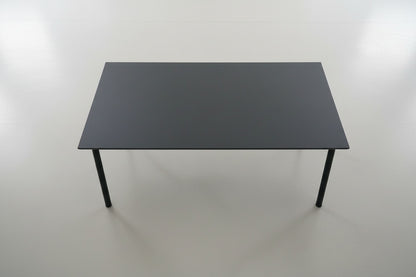 Dencon mødebord i sort linoleum 200x120 cm set oppefra med stor, glat og slidstærk overflade.