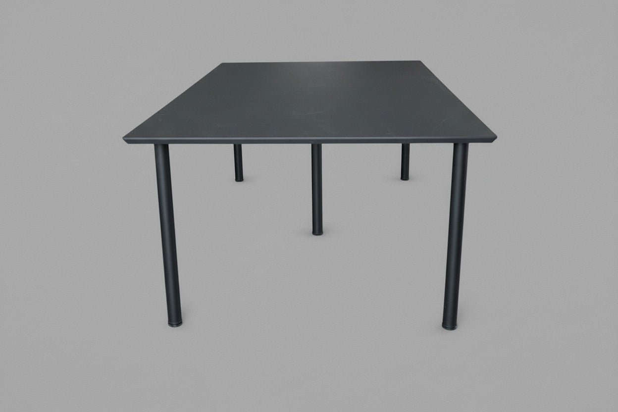 Dencon mødebord i sort linoleum 200x120 cm set fra siden med robust og minimalistisk stel.