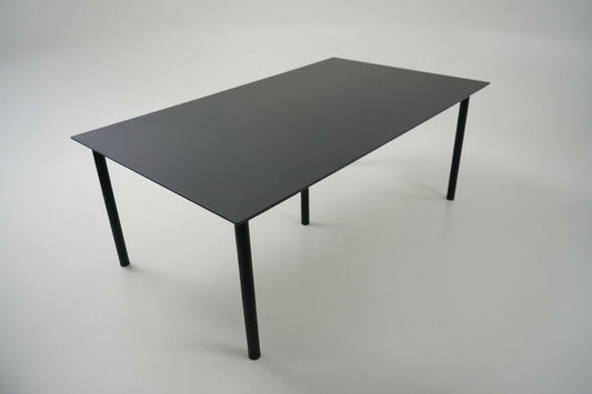 Dencon mødebord i sort linoleum 200x120 cm set fra skrå vinkel med stilrent konferencedesign.