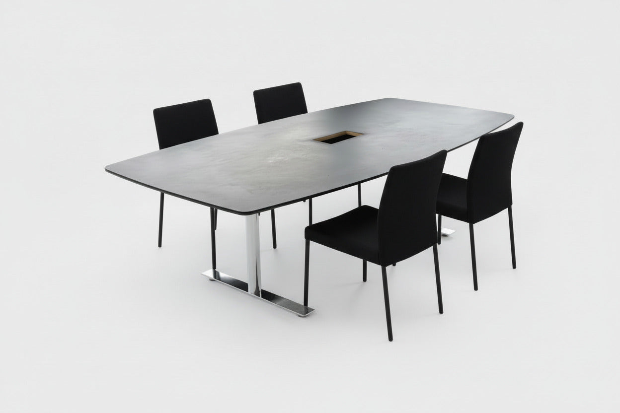 Dencon konferencebord i sort linoleum med stole omkring set forfra