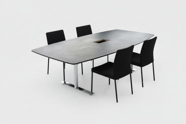 Dencon konferencebord i sort linoleum med stole omkring set forfra