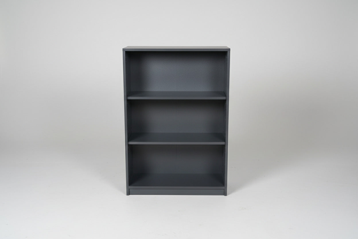 Dencon reol i antracitgrå laminat set forfra på sokkel, 78×35×115 cm, med plads til mapper og kontorting.