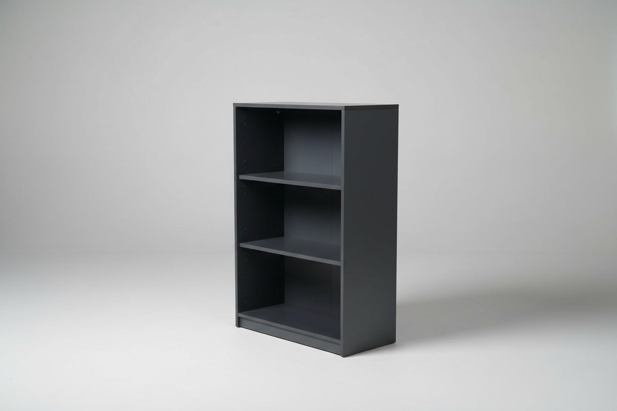 Dencon reol i antracitgrå laminat set fra skrå vinkel med stabil sokkel og praktisk opbevaringsplads.