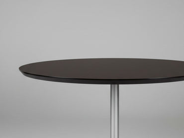 Dencon rundt bord i sort linoleum med stole – frontvisning
