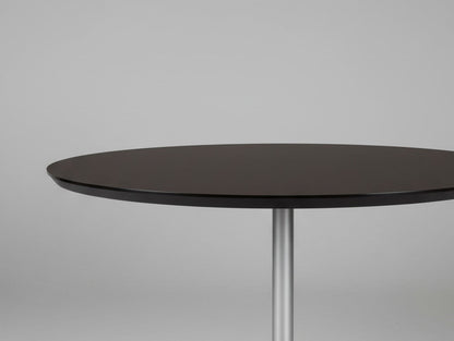 Dencon rundt bord i sort linoleum med stole – frontvisning