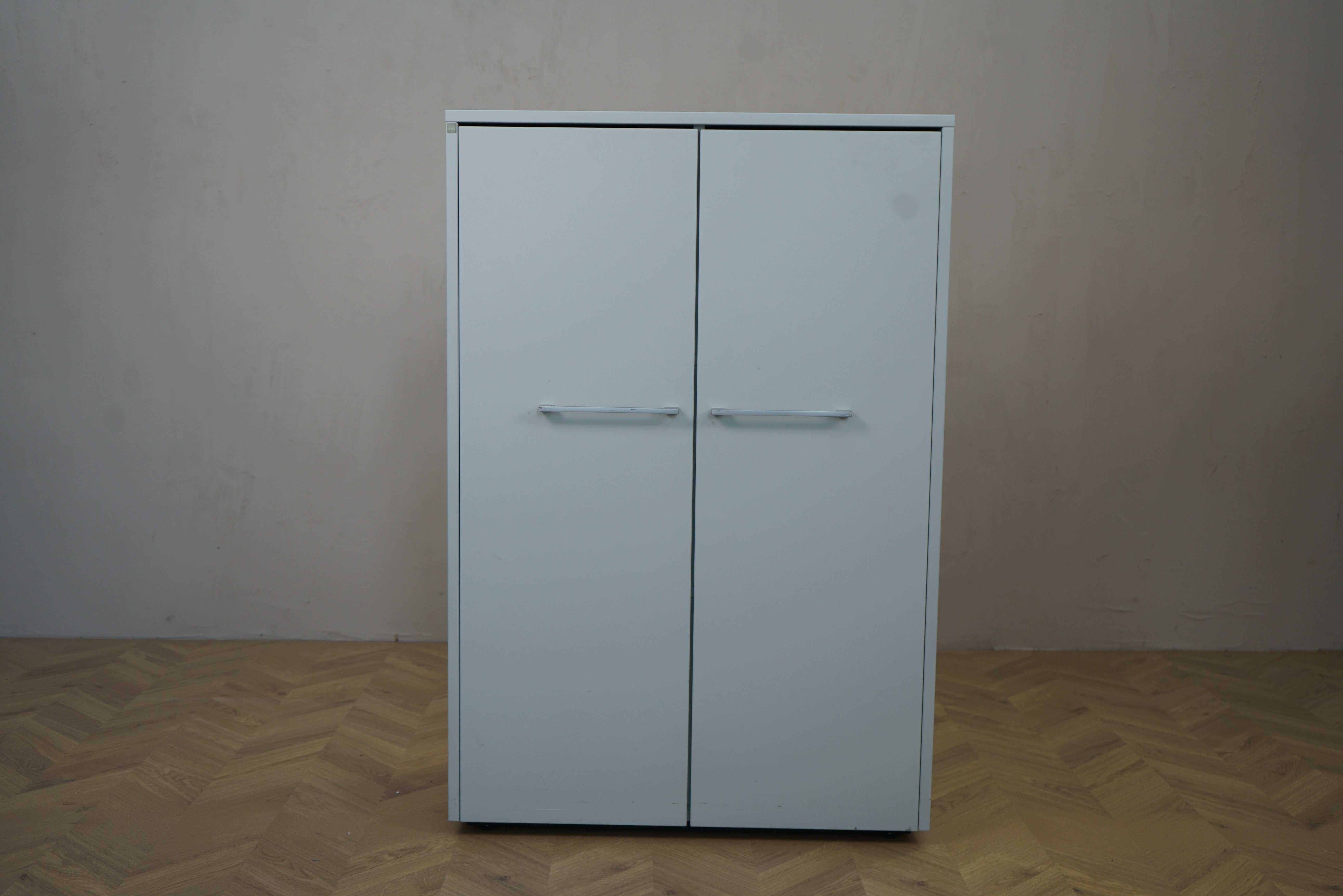Dencon skab på sokkel i hvid højglans laminat med soft close og grå greb – set forfra, 80x47x120 cm