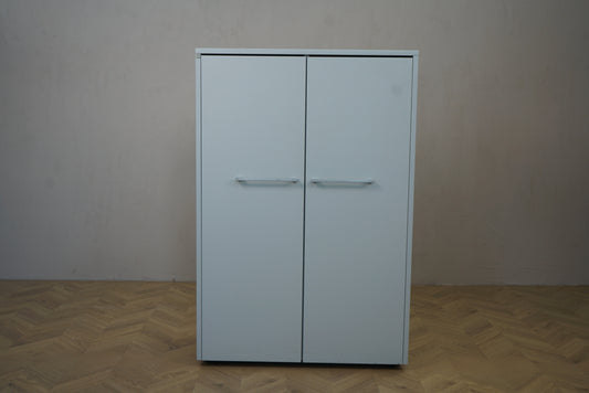 Dencon skab på sokkel i hvid højglans laminat med soft close og grå greb – set forfra, 80x47x120 cm
