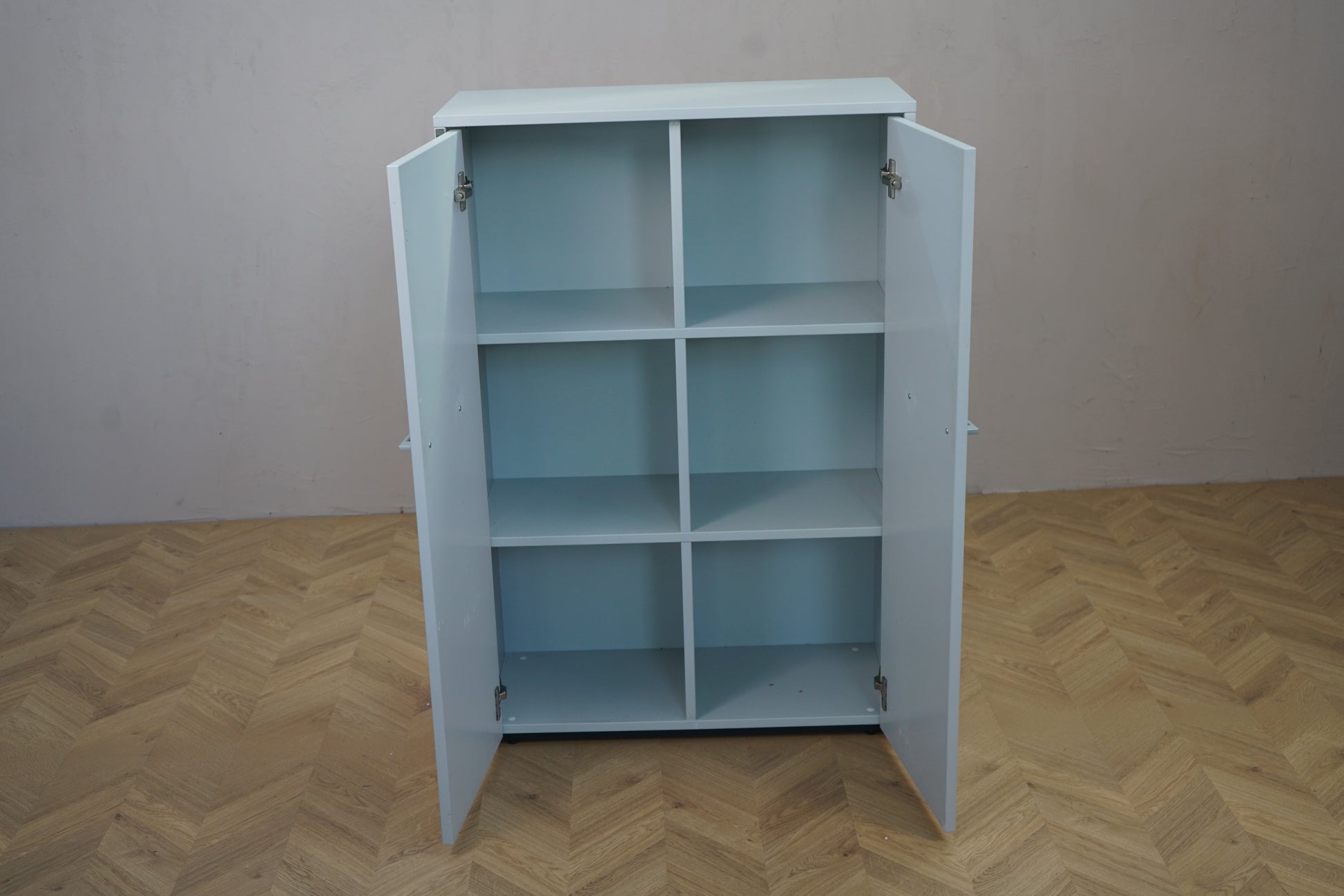 Dencon skab på sokkel i hvid højglans laminat – set forfra med åbne låger og hylder, 80x47x120 cm