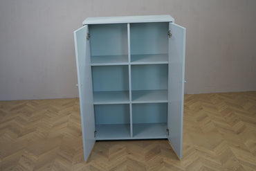 Dencon skab på sokkel i hvid højglans laminat – set forfra med åbne låger og hylder, 80x47x120 cm