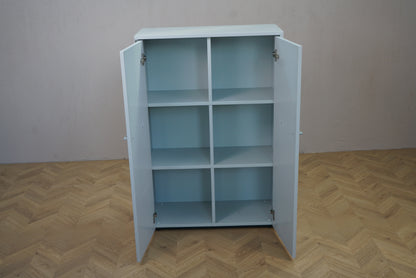Dencon skab på sokkel i hvid højglans laminat – set forfra med åbne låger og hylder, 80x47x120 cm