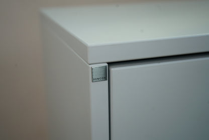 Dencon skab på sokkel i hvid højglans laminat – set fra siden, moderne design med soft close