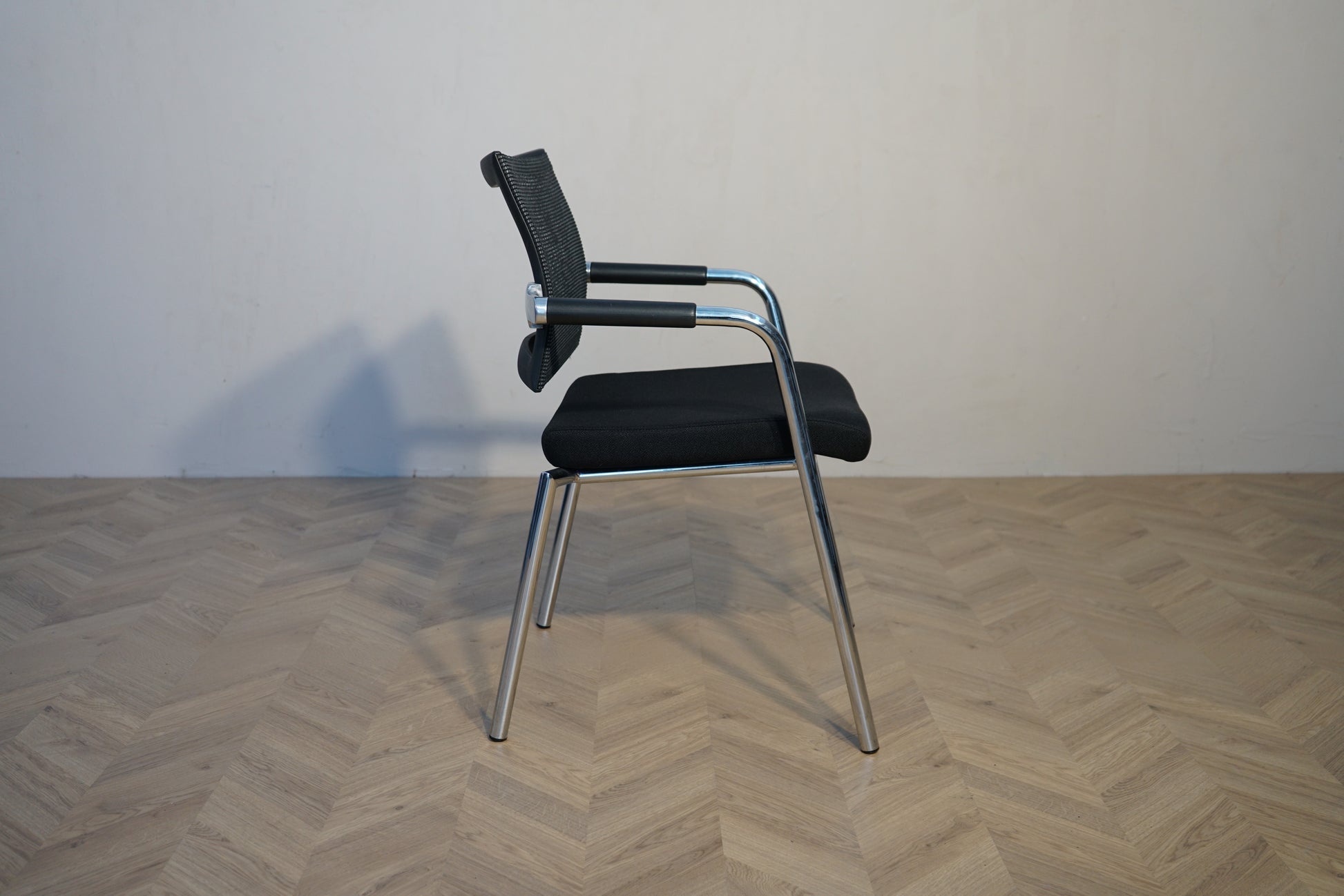 Dencon Skin konferencestol bagfra med sort mesh ryg og krom stel