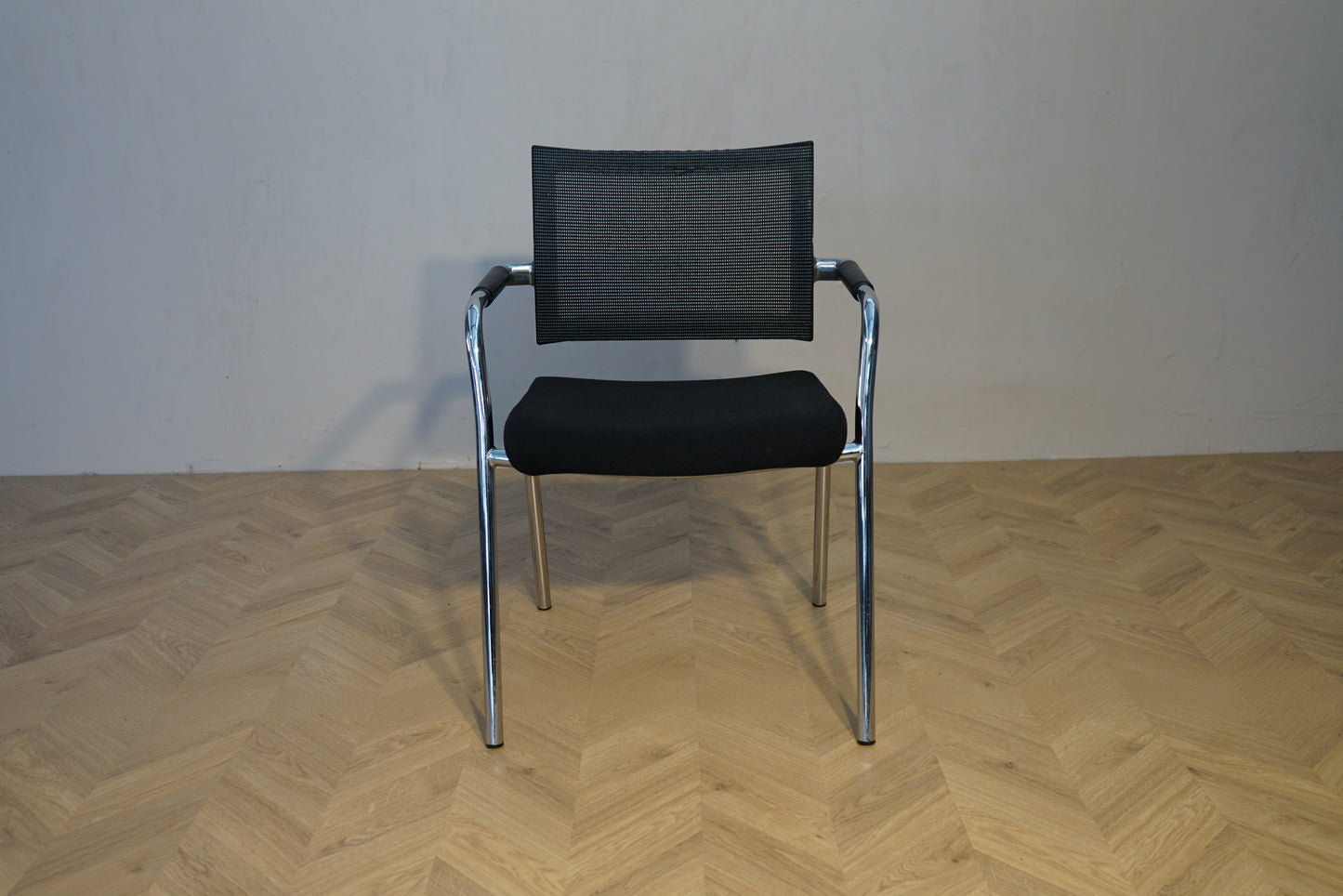 Dencon Skin konferencestol set fra siden med forkromet stel og mesh ryg
