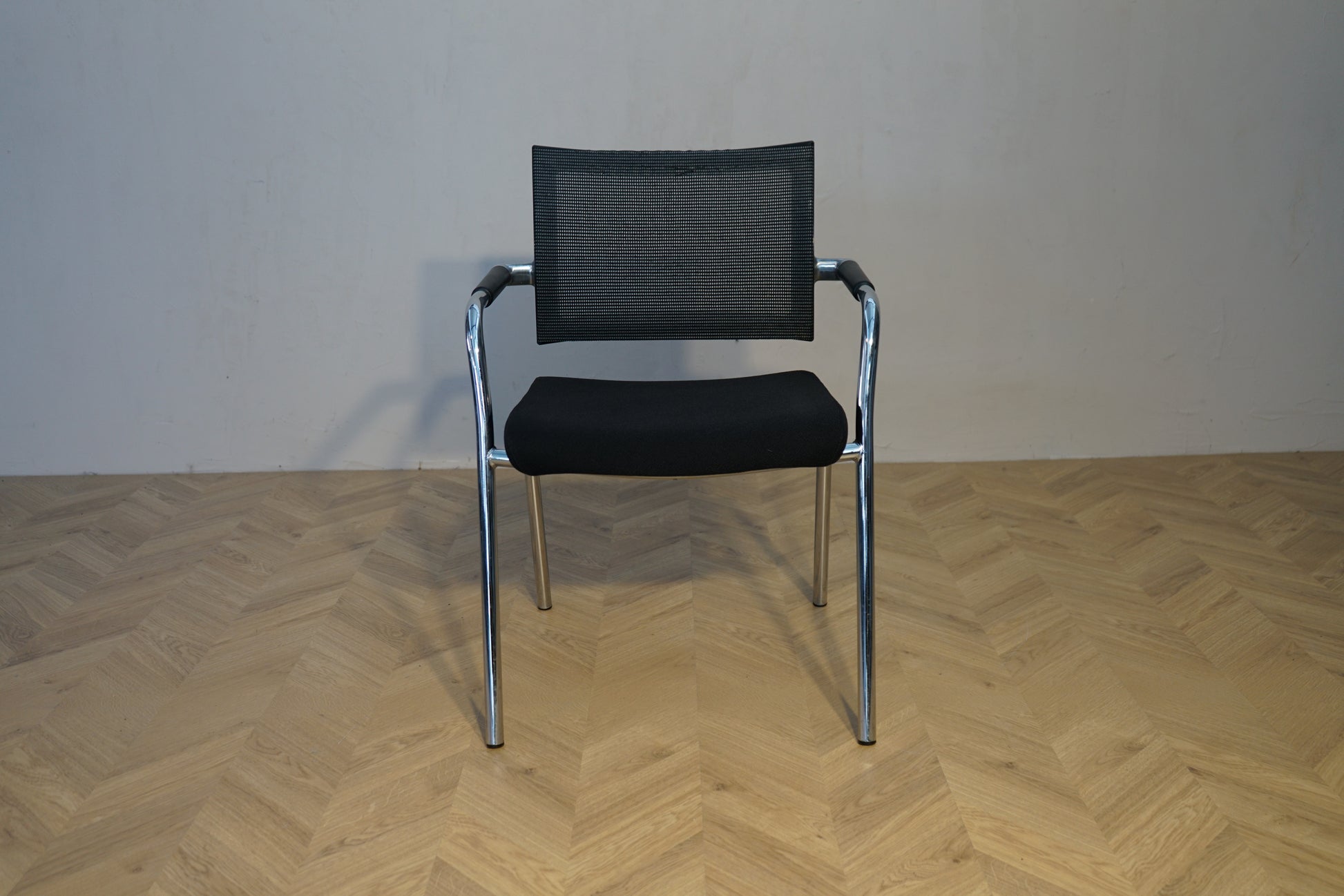 Dencon Skin konferencestol set fra siden med forkromet stel og mesh ryg