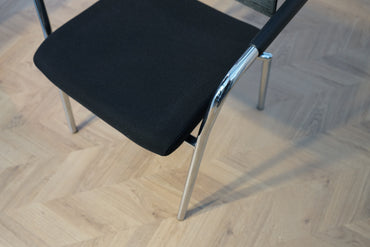Dencon Skin konferencestol i sort set i skrå vinkel med mesh ryg og armlæn