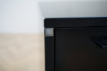 Close-up af lås og skuffe på Dencon skuffekassette i sort