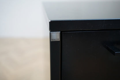Close-up af lås og skuffe på Dencon skuffekassette i sort