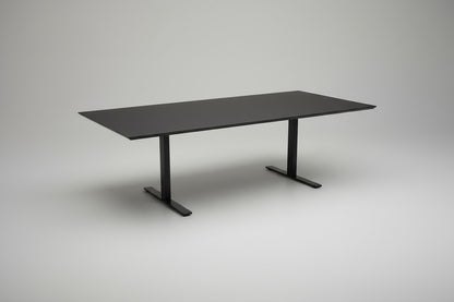 Dencon sort mødebord i linoleum 230x110 cm set fra skrå vinkel