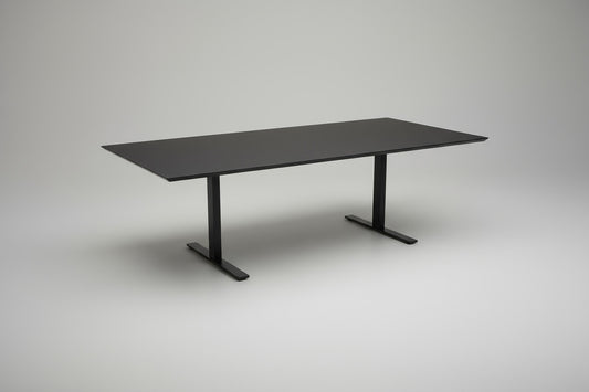 Dencon sort mødebord i linoleum 230x110 cm set fra skrå vinkel
