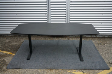 Dencon tøndeformet mødebord i sort linoleum 200x110 cm set forfra