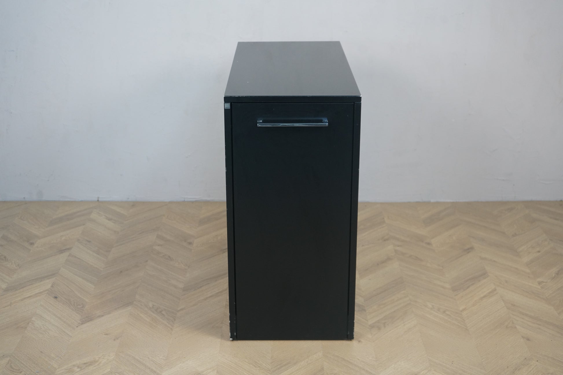 Dencon udtræksskab i sort metal set forfra – kontorskab 90x40x84 cm