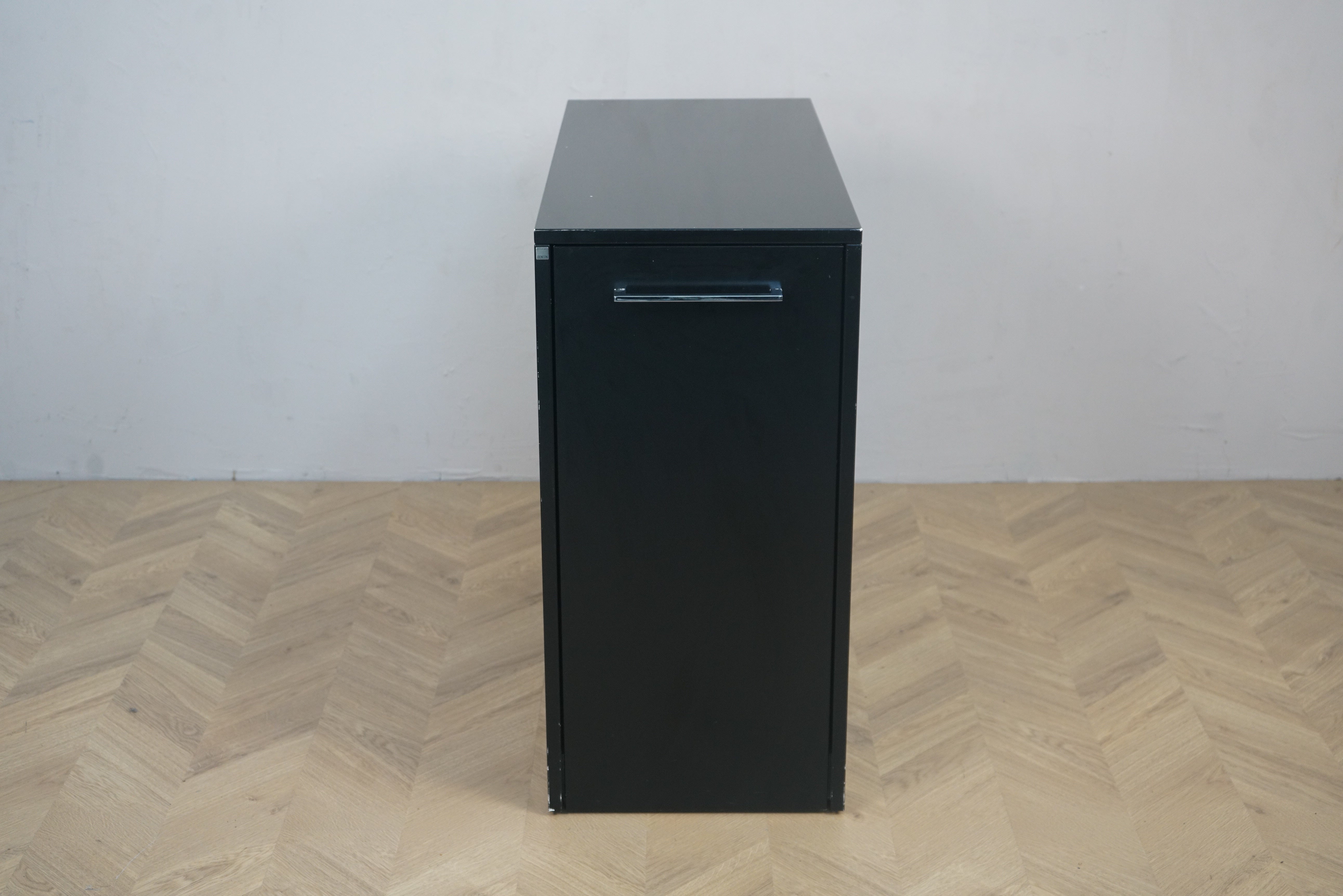 Dencon udtræksskab i sort metal set forfra – kontorskab 90x40x84 cm