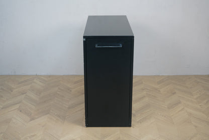 Dencon udtræksskab i sort metal set forfra – kontorskab 90x40x84 cm