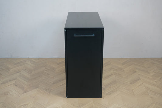 Dencon udtræksskab i sort metal set forfra – kontorskab 90x40x84 cm