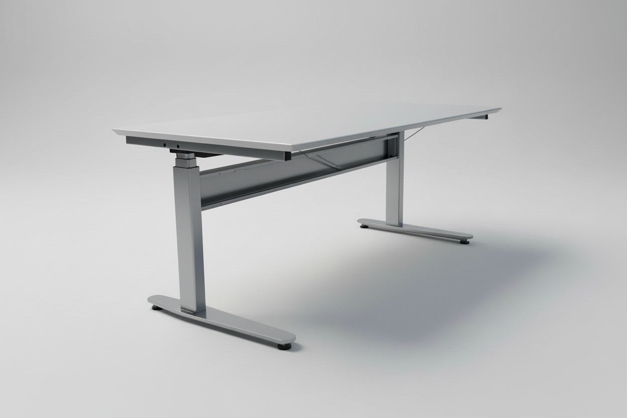 Duba B8 hæve-sænkebord 160x80 cm i lysegrå linoleum med Linak-stel set forfra – ergonomisk skrivebord med affasede kanter og integreret kabelbakke.