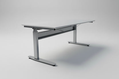 Duba B8 hæve-sænkebord 160x80 cm i lysegrå linoleum med Linak-stel set forfra – ergonomisk skrivebord med affasede kanter og integreret kabelbakke.