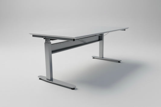 Duba B8 hæve-sænkebord 160x80 cm i lysegrå linoleum med Linak-stel set forfra – ergonomisk skrivebord med affasede kanter og integreret kabelbakke.