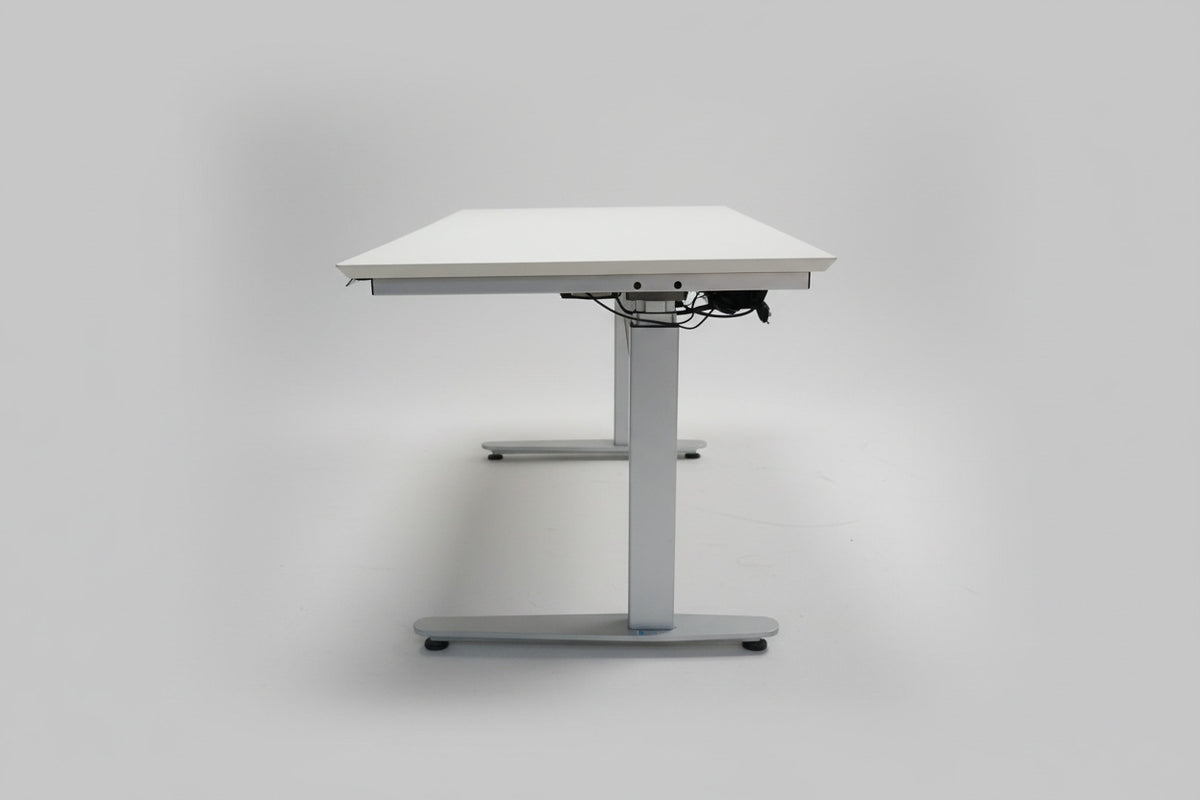 Duba B8 hæve-sænkebord 160x80 cm i lysegrå linoleum med Linak-stel set fra siden – moderne ergonomisk skrivebord i skandinavisk design.