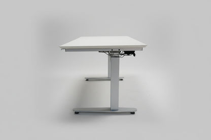 Duba B8 hæve-sænkebord 160x80 cm i lysegrå linoleum med Linak-stel set fra siden – moderne ergonomisk skrivebord i skandinavisk design.