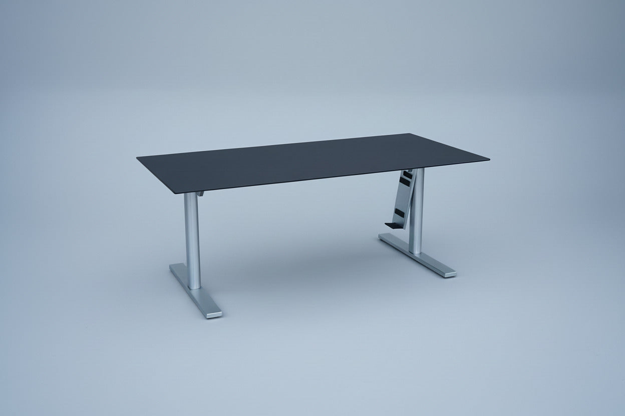 Duba B8 hæve-sænkebord 180x90 cm sort linoleum med stel i børstet stål set forfra