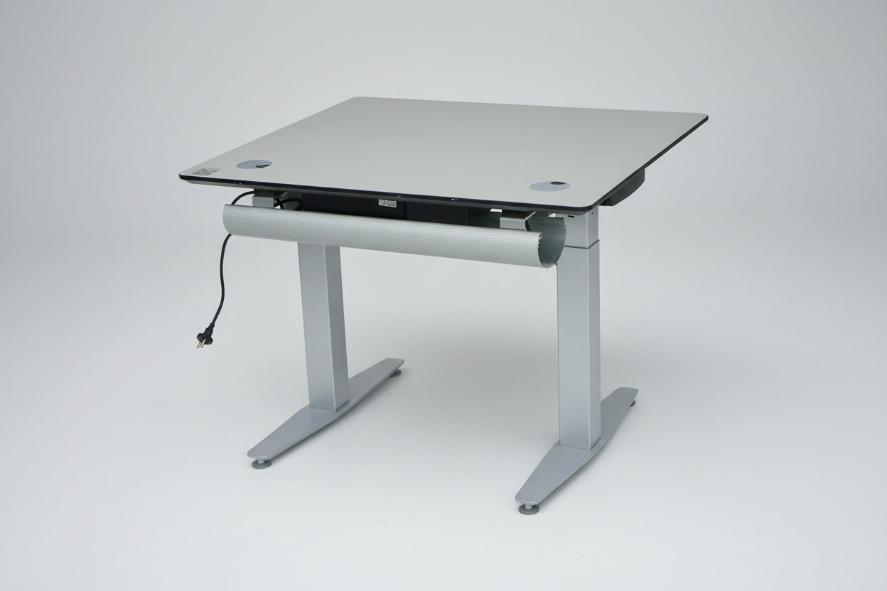 Duba B8 hæve-sænkebord 90x80 cm i grå aluminium med gråt stel set skråt bagfra