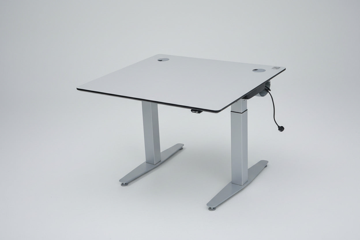 Duba B8 hæve-sænkebord 90x80 cm i grå aluminium med gråt stel set fra skrå vinkel