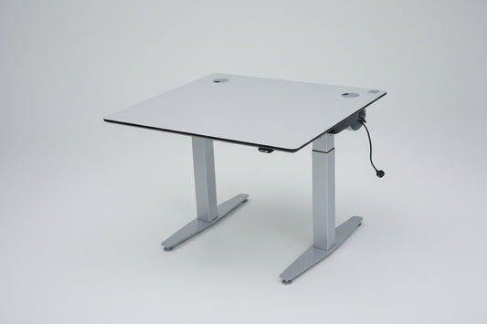 Duba B8 hæve-sænkebord 90x80 cm i grå aluminium med gråt stel set fra skrå vinkel