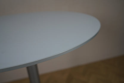 Close up af Duba B8 højt cafebords lysegrå laminatbordplade