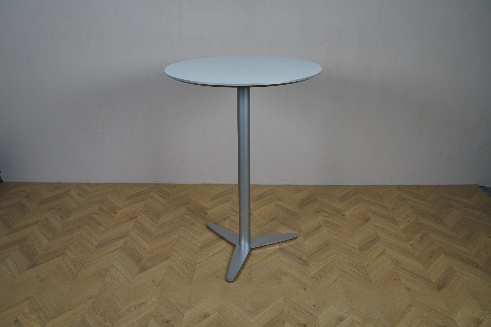 Duba B8 højt cafebord med lysegrå laminatbordplade set forfra