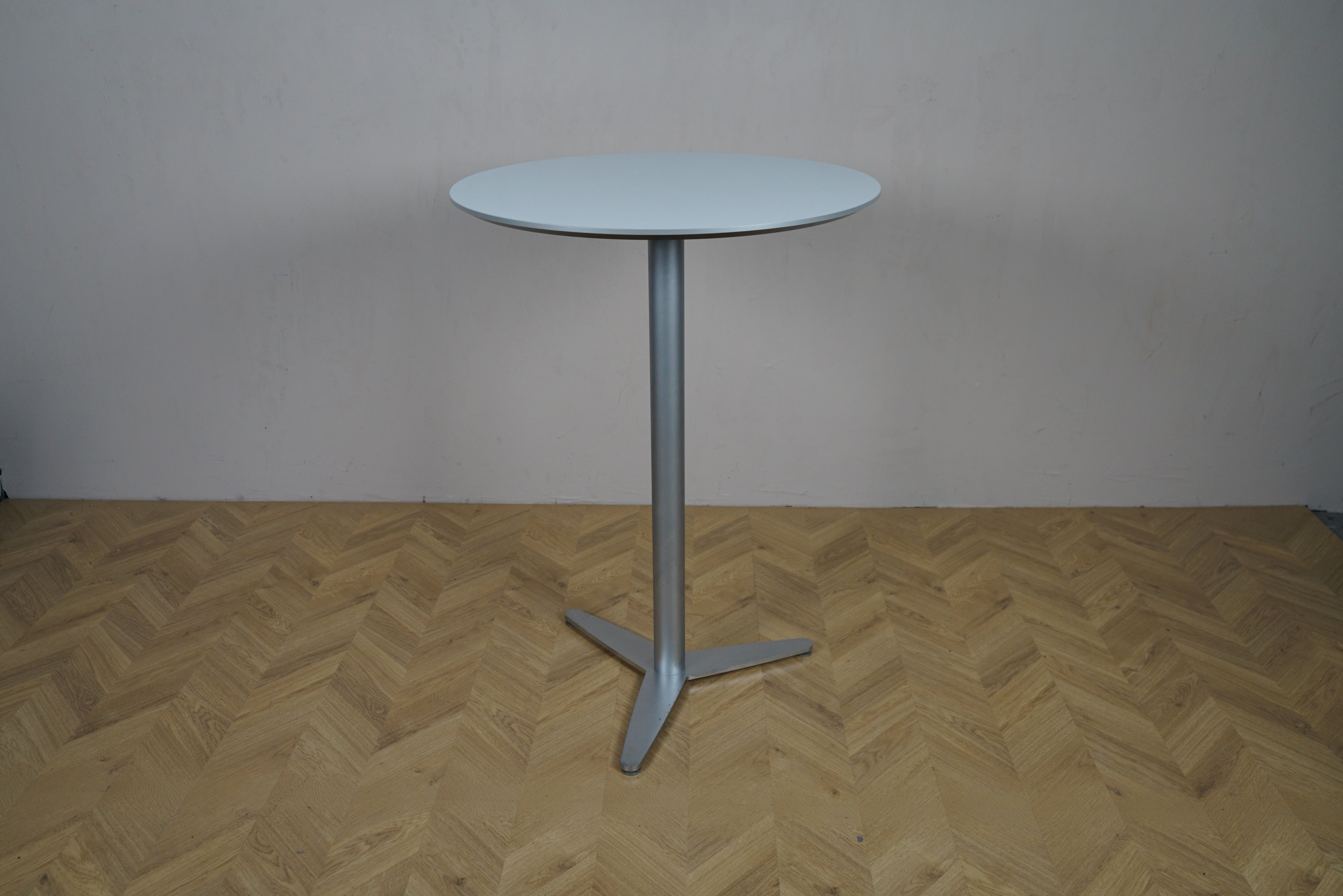 Duba B8 højt cafebord med lysegrå laminatbordplade set forfra