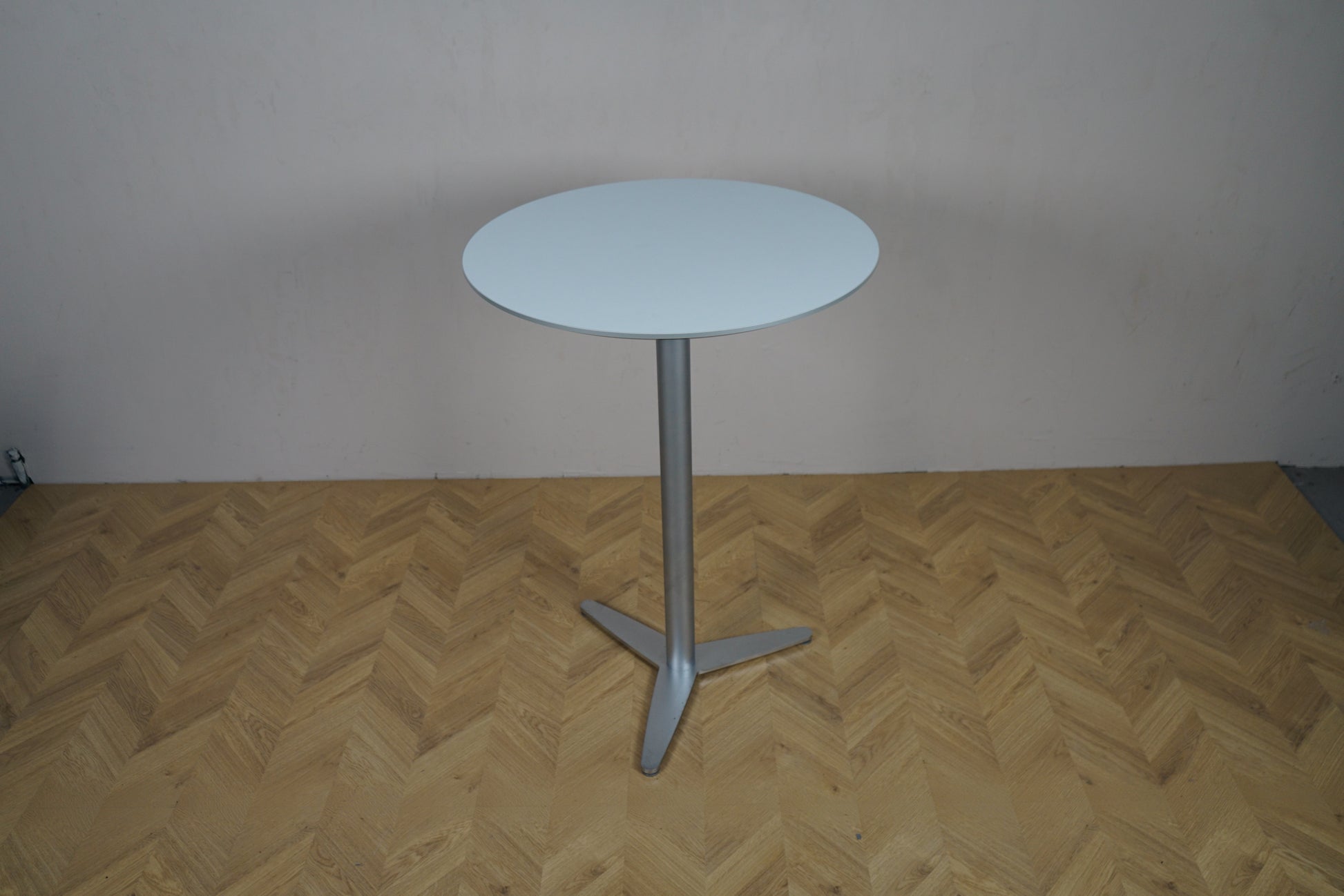 Duba B8 højt cafebord set ovenfra med rund lysegrå laminatbordplade