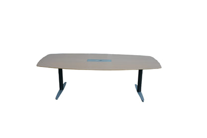 Duba B8 konferencebord i lys egetræ med kabelgennemføring set forfra i moderne design.