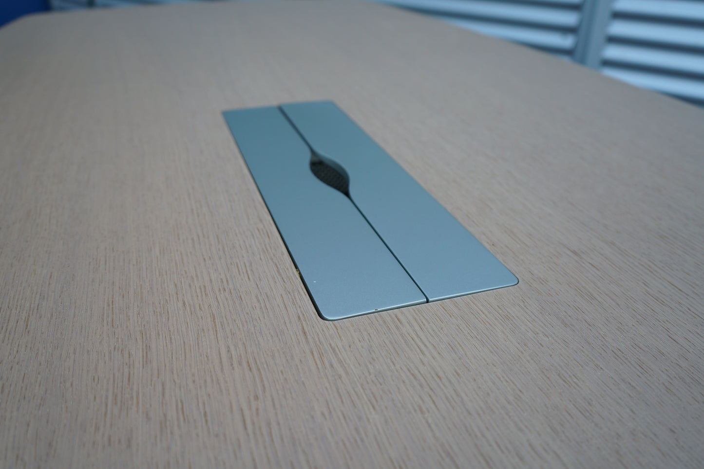 Close up af Duba B8 konferencebord i lys egetræ med elegant finish og affaset kant.