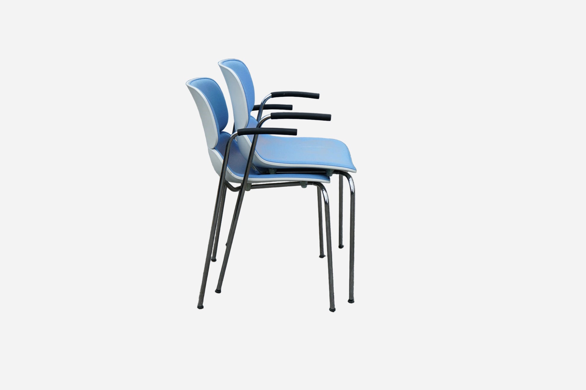 Stablede Duba B8 konferencestole med blå polstring, hvid plastskal og kromstel set fra siden