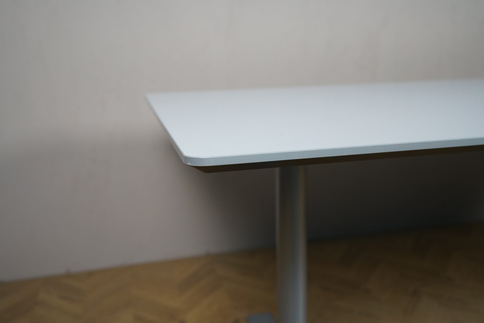 Close up af Duba B8 mødebords hvide bordplade