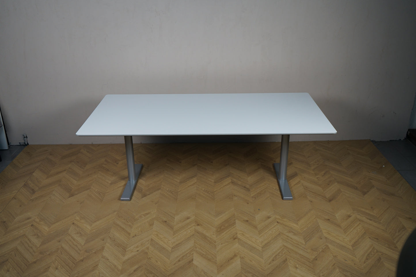 Duba B8 konferencebord i hvid set forfra med metalgråt stel