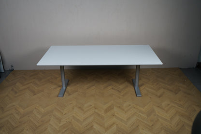 Duba B8 konferencebord i hvid set forfra med metalgråt stel