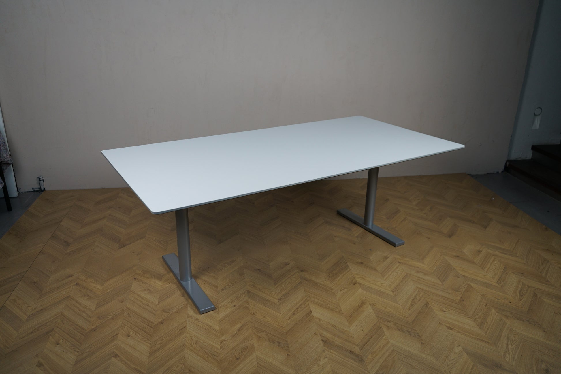 Duba B8 mødebord i hvid med metalgråt stel set fra skrå vinkel
