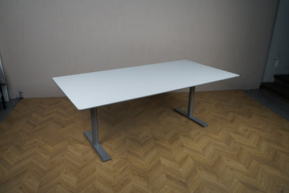 Duba B8 mødebord i hvid med metalgråt stel set fra skrå vinkel